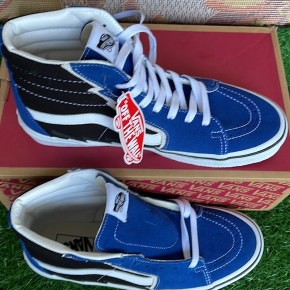 Vans Men’s Sk8-Hi Bolt
Suede/Canvas True Blue/BIack
VN0A5JIVTBB
Sneakers - Picture 3 of 16